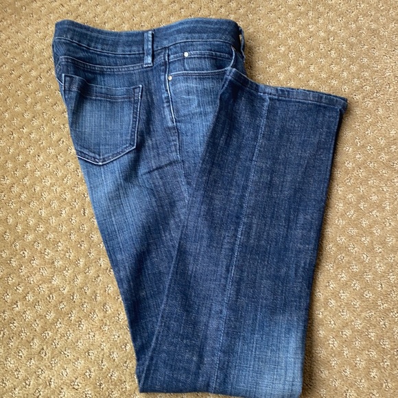Banana Republic Denim - Banana Republic Classic Straight Leg Women’s Mid Rise  jeans. Size 6